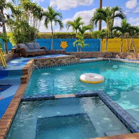 Susan And Ledif'S Tropical Hideaway